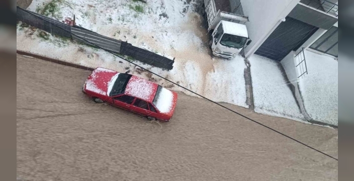 Elazığ beyaza büründü: Dolu hayatı felç etti, tarım arazileri zarar gördü