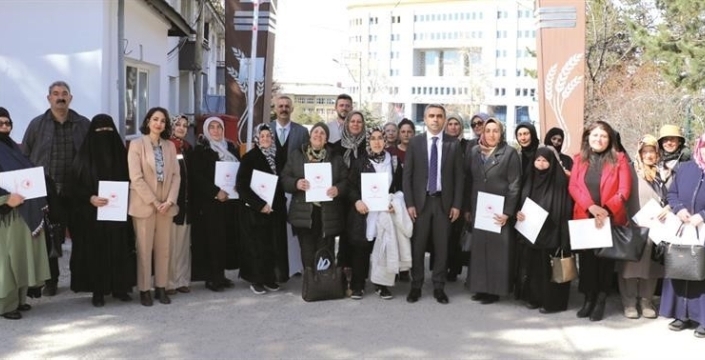 Erzurum'da kadın çiftçilere kırmızılahana ve kereviz eğitimi verildi