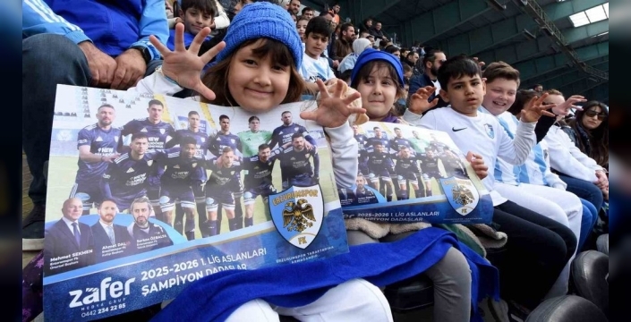 Erzurumspor taraftarına görkemli şampiyonluk hediyesi: Binlerce bayrak ve poster dağıtıldı