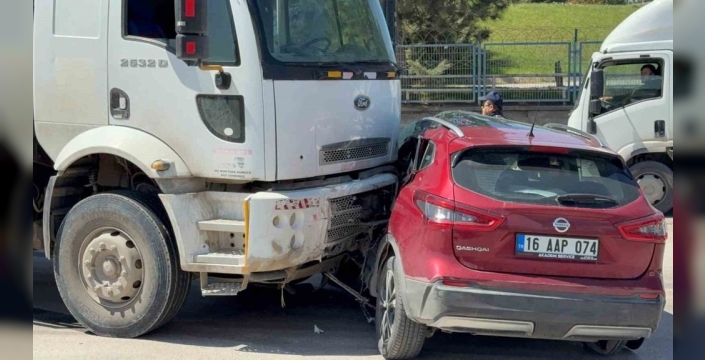 Eskişehir'de harfiyat kamyonu otomobili sürükledi, yaralılar şans eseri kurtuldu