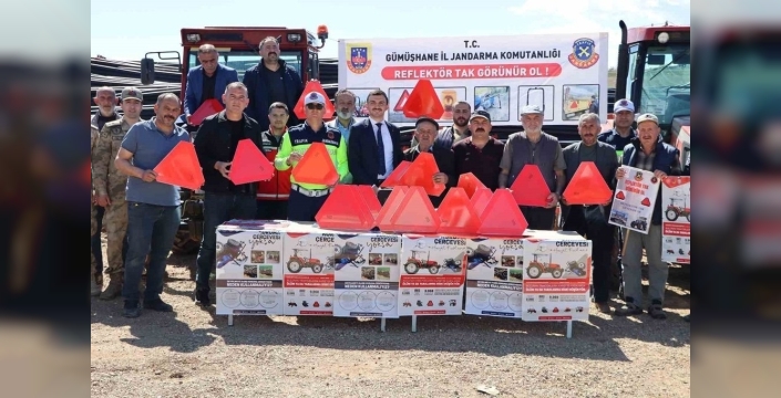 Gümüşhane'de jandarma, traktör kazalarını önlemek için reflektör eğitimi veriyor