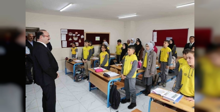 Güzelova'da 23 Nisan coşkusu: Rektör Hacımüftüoğlu, minik yüreklerle bayram sevincini paylaştı