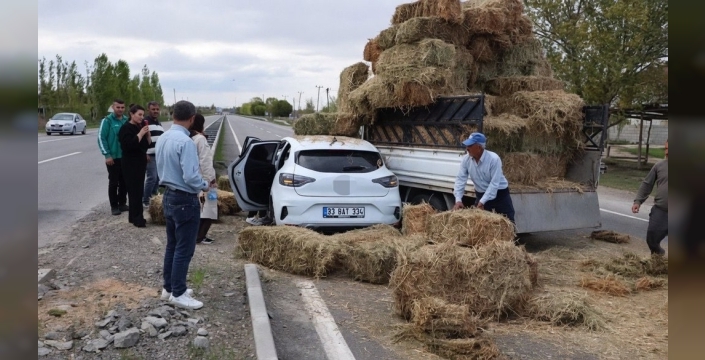 Iğdır'da kamyonet ve otomobil çarpıştı: Trafik bir süre durdu