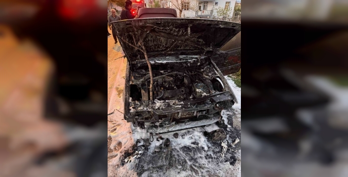 Isparta'da otomobil yangını, aracı küle çevirdi