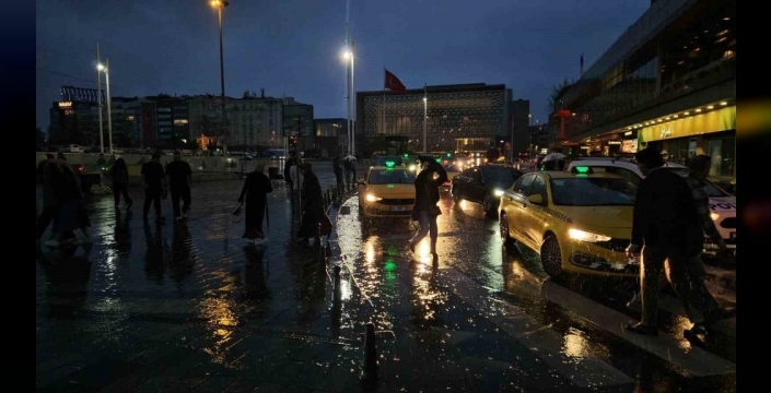 İstanbul, aniden bastıran sağanakla teslim oldu: Vatandaşlar hazırlıksız yakalandı