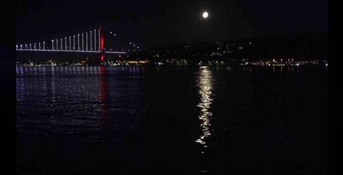 İstanbul Boğazı'nda büyüleyici yakamoz şöleni: Dolunay ve köprü ışıklarıyla görsel şölen