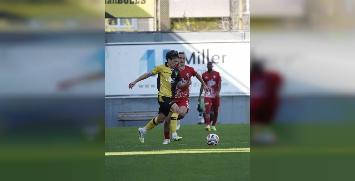 İstanbulspor, Sarıyer'i son anlarda bulduğu gollerle 3-1 mağlup ederek lige tutundu