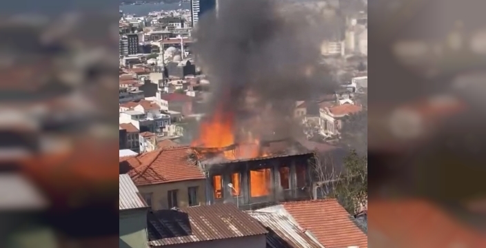 İzmir'de terk edilmiş bina alevlere teslim oldu: Ekipler seferber