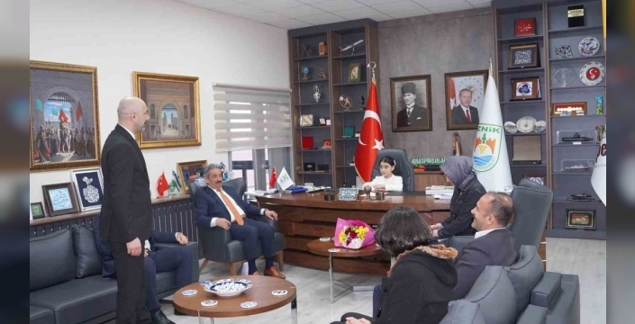 İznik'te 23 Nisan coşkusu: Ada başkanlık koltuğuna oturdu!