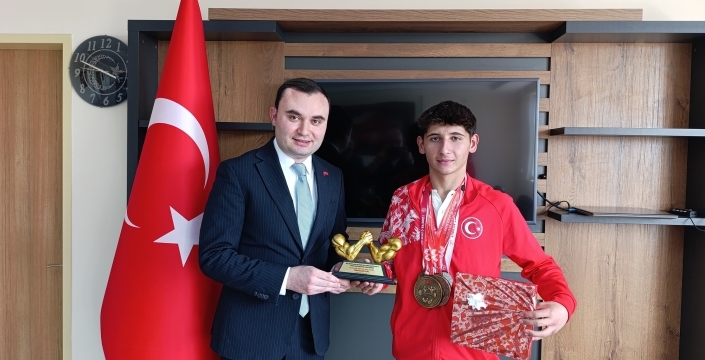 Kadınhanı’nda bilek güreşi şampiyonuna kaymakamdan tebrik