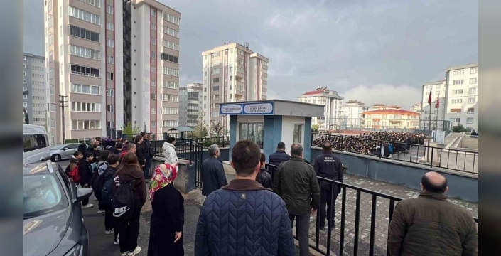 Kahramanmaraş'ta öğrenciler, saldırıda hayatını kaybedenler için dua etti
