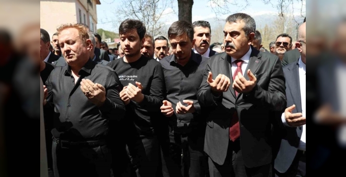 Kahramanmaraş'ta öğrencilerini koruyan öğretmen, gözyaşlarıyla uğurlandı