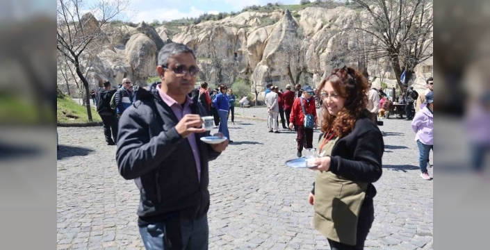 Kapadokya'da turistler Türk kahvesi ve lokumla buluştu, o anlar objektiflere yansıdı