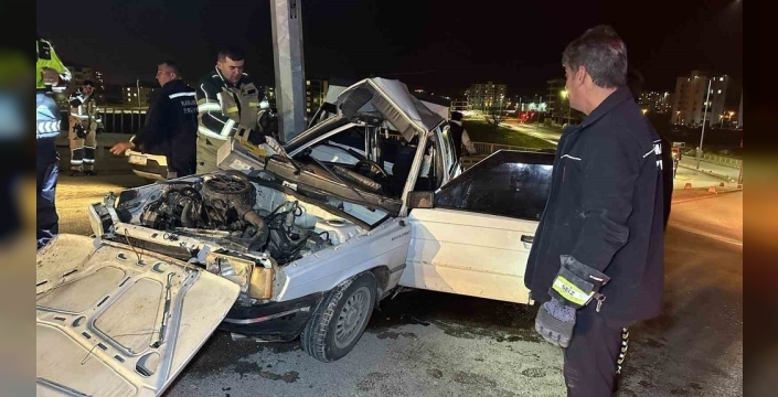 Karaman'da dehşet anları: Otomobil direğe çakıldı, 2 yaralı!
