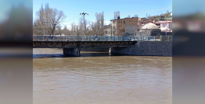 Kars'ta estetik çirkinlik alarmı: Bedesten'deki beton köprü için Vali'den sert tepki!