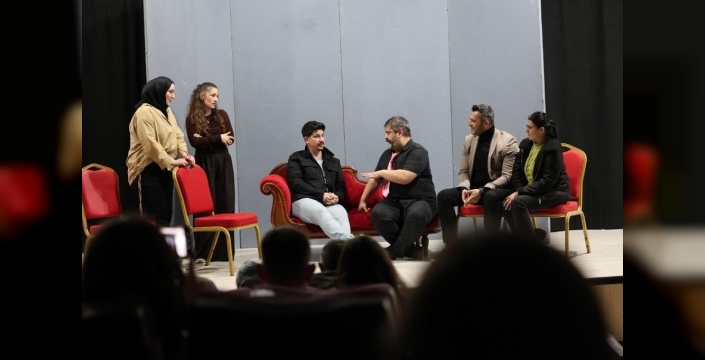 Kartepe'de tiyatro etkinlikleri, izleyicilere keyif dolu anlar yaşattı
