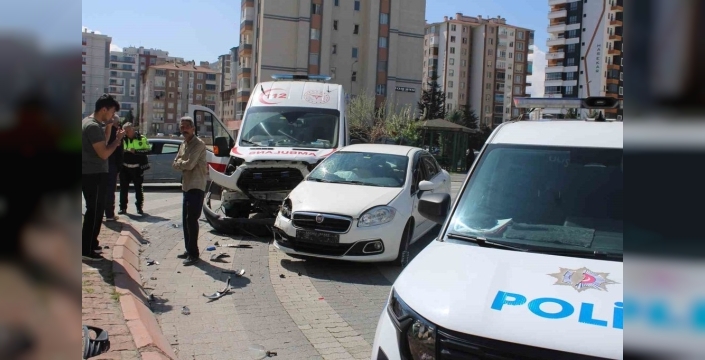 Kayseri'de ambulans ile otomobil çarpıştı: 2 yaralı