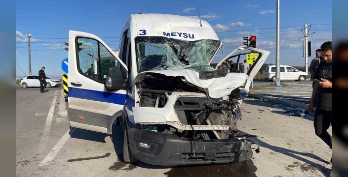 Kayseri'de işçi servisi ile kamyon çarpıştı: 8 kişi yaralandı