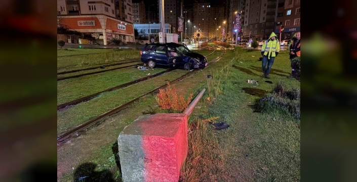 Kayseri'de otomobil tramvay yoluna girip direğe çarparak durdu: 1 yaralı