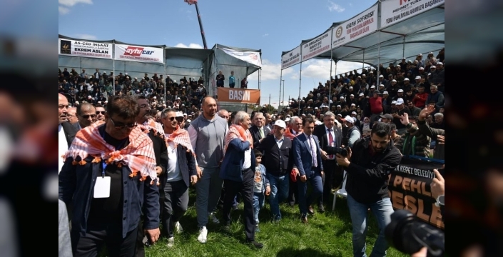 Kepez'de 12 yıl aradan sonra yağlı güreş coşkusu: Deste boylarında kıran kırana mücadele