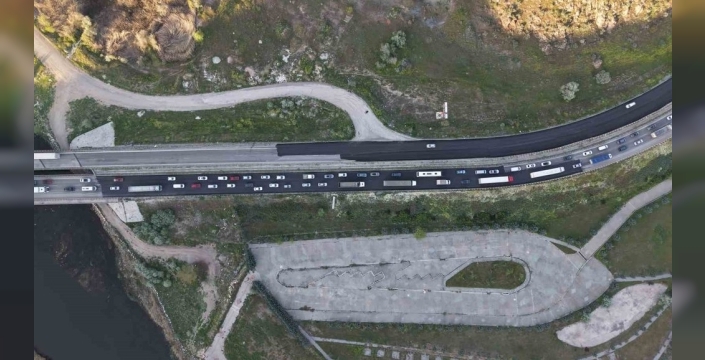 Kırıkkale'de yürekleri ağızlara getiren kaza: 3 yaralı, trafiğe havadan bakış