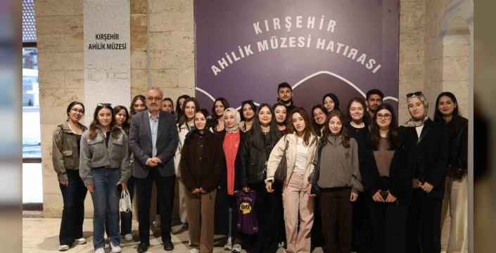 Kırşehir'de gençler, teknolojiyi geride bırakıp müzeyi tercih ediyor