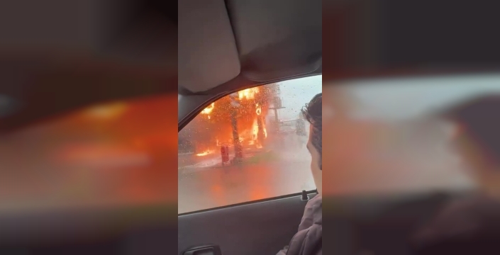 Kocaeli'nde iş yeri alevlere teslim oldu, dumanlar gökyüzünü kapladı