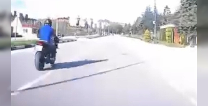 Korkunç kaza anbean kamerada: Motosikletli sürücünün son saniyeleri yürek burktu