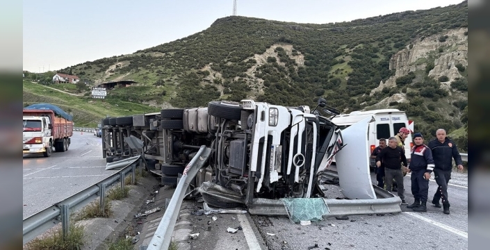 Manisa'da tır devrildi, trafik tek şeride düştü