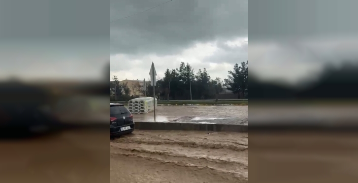 Mardin'de sağanak yağış, hayatı durma noktasına getirdi