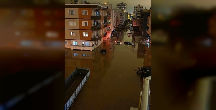 Mardin'de sağanak yağış sonrası evleri su bastı