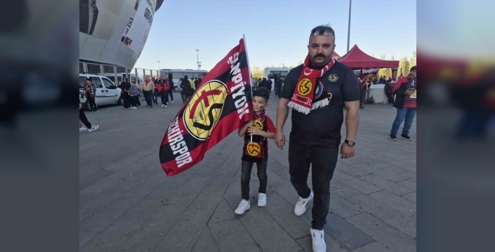 Minik Buğra'dan Eskişehirspor'a dev destek: Kumbarasını bağışladı, tribünde!