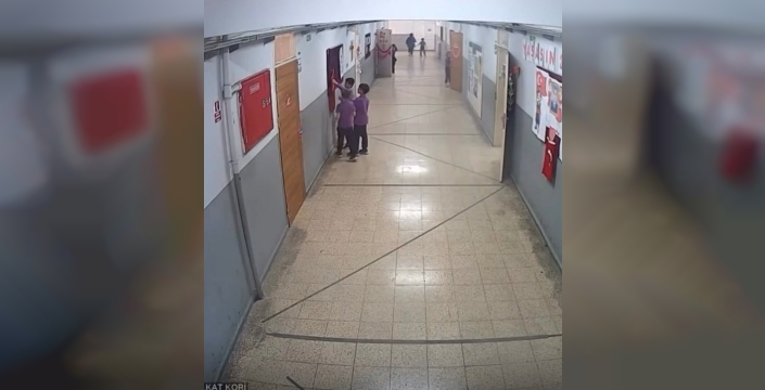Minik öğrencilerden bayrak duyarlılığı
