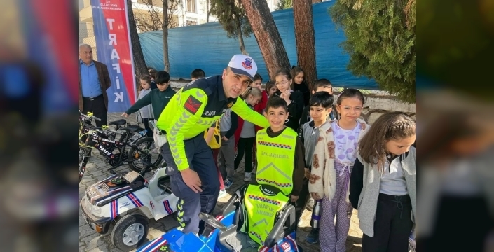 Minik öğrencilerden trafik dersi: Hem eğlendiler hem öğrendiler!