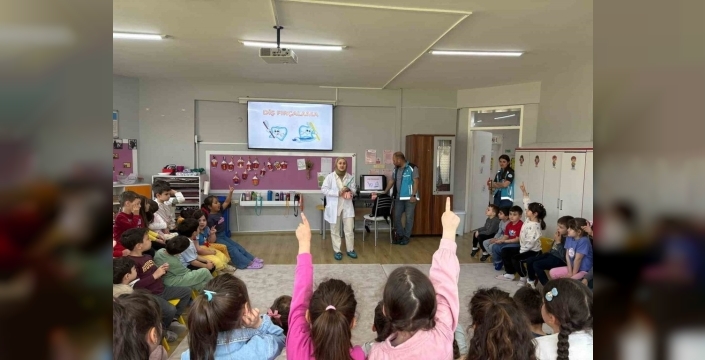 Minik öğrencilere diş sağlığı ve acil durum bilinci eğitimi verildi