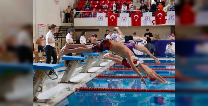 Minik yüzücüler Düzce'de şampiyonluk için kulaç attı, Düzce Belediyesi Spor Akademisi zirvede!