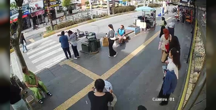 Motosiklet sürücüsü, yayalara çarparak olay yerinden kaçtı