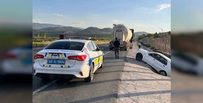 Muğla'da yürekler ağza geldi: Otomobil Tır ile temas sonrası kanala uçtu, 1 yaralı