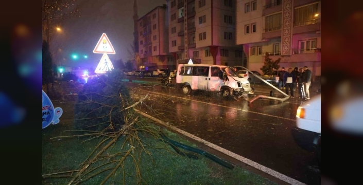 Nevşehir'de kontrolden çıkan minibüs kaza yaptı: 1 yaralı