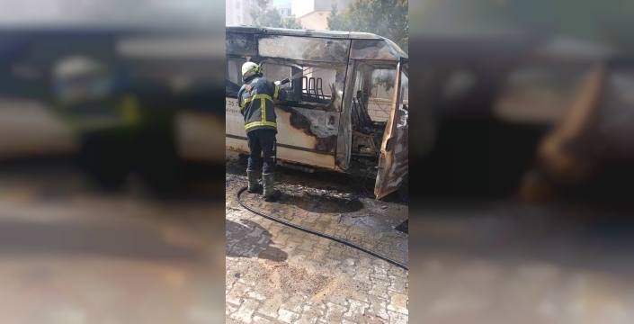 Nevşehir'de park halindeki minibüs alevler içinde kaldı: Can kaybı yok, araç küle döndü