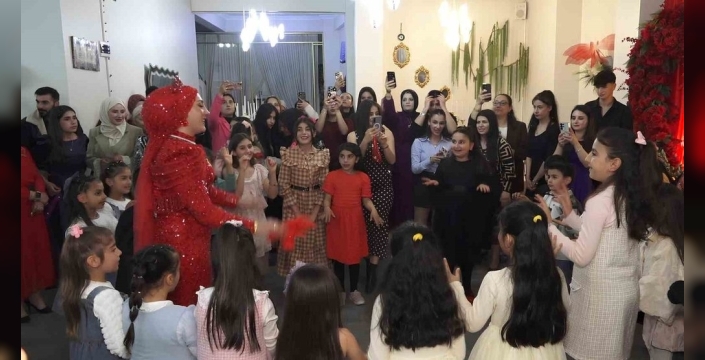 Öğretmen, kına gecesinde öğrencileriyle duygusal anlar yaşadı