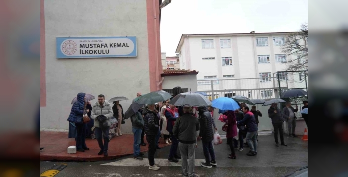 Okulda şok anlar: Veli sınıfa daldı, öğretmenlere saldırı girişimi!