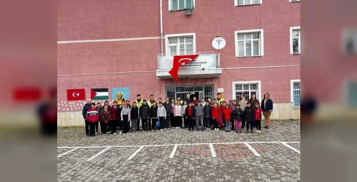 Okullarda yeni dönem coşkusu: Türk bayrağı ve karanfillerle karşılanan öğrenciler ve öğretmenler
