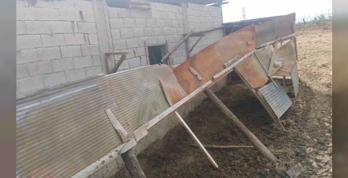 Osmaniye'de dehşet: Fırtına ahırı yerle bir etti!