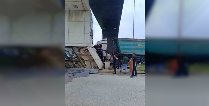 Osmaniye'de kontrolden çıkan tır gişeye çarptı, 1 kişi yaralandı