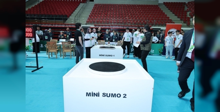 Robotların şöleni Karatay'da başladı: 917 robot, 1580 öğrenci kıyasıya yarışıyor
