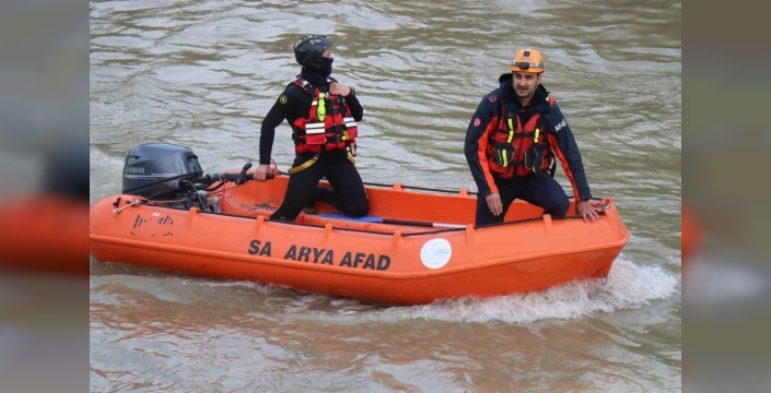 Sakarya Nehri'nde dehşet: Kayıp çocuk için nefesler tutuldu, havadan arama görüntüleri yürek burktu
