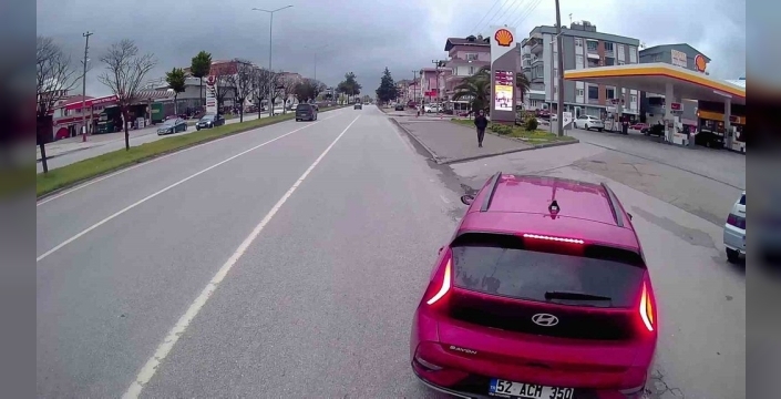 Samsun'da çimento yüklü tıra aniden çıkan otomobil, faciayı önledi