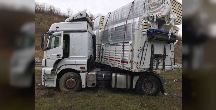 Samsun'da yağış nedeniyle yoldan çıkan tır, trafiği aksattı