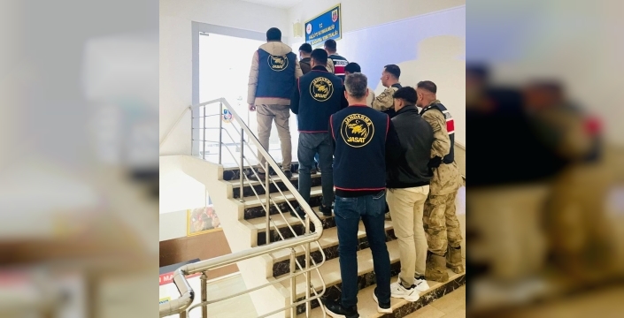 Şanlıurfa'da bağ evi soygunu: 2 şüpheli tutuklandı, 300 bin liralık vurgun ortaya çıktı!